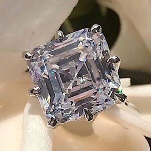 🔷 Elegant Silver 4 Carat CZ Sparkling Women's Ring 🔷